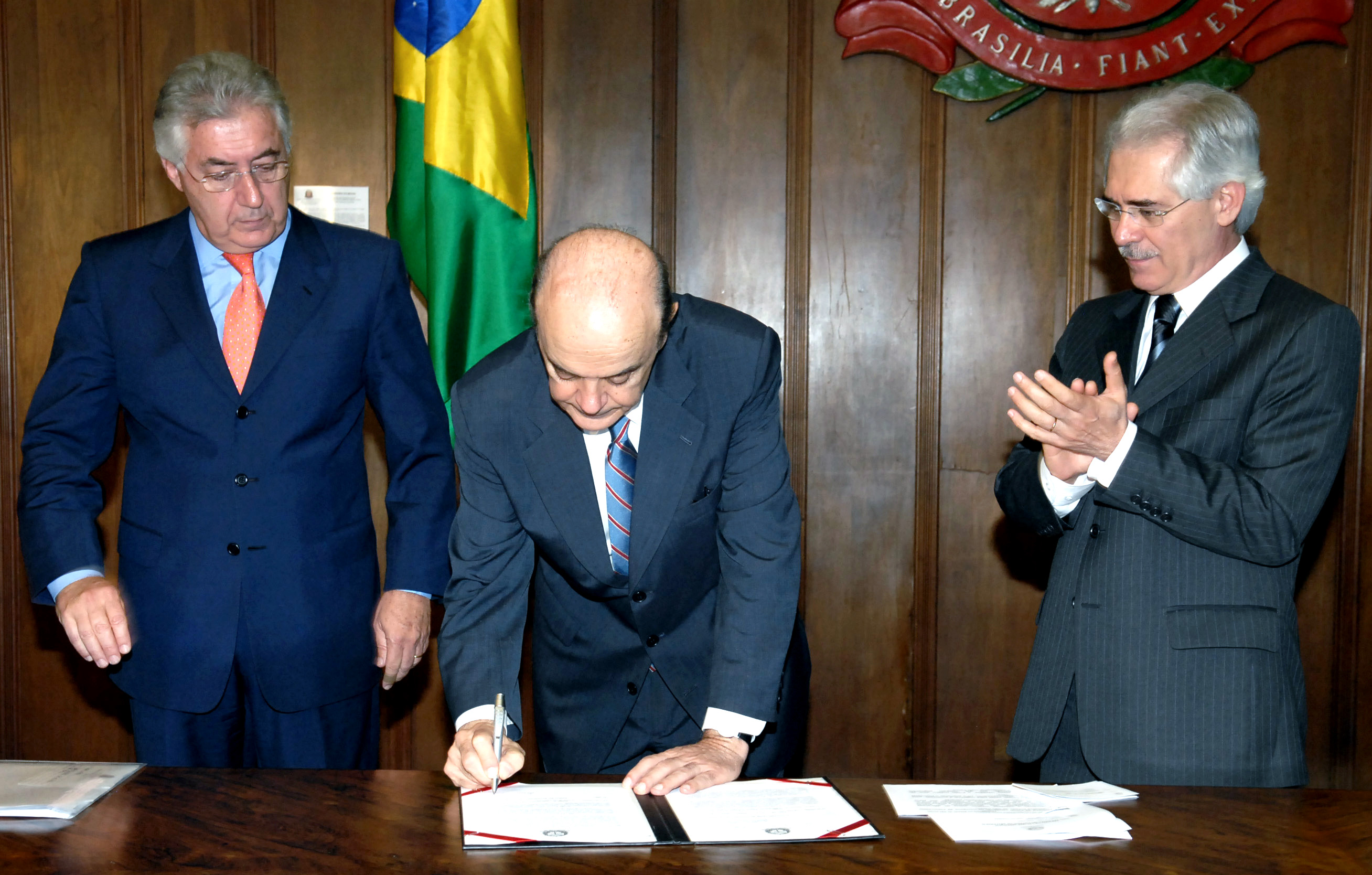 Secretrio Guilherme Afif Domingos, governador Jos Serra e presidente Vaz de Lima<a style='float:right;color:#ccc' href='https://www3.al.sp.gov.br/repositorio/noticia/03-2008/PISO SALARIAL MAU_0137.jpg' target=_blank><i class='bi bi-zoom-in'></i> Clique para ver a imagem </a>